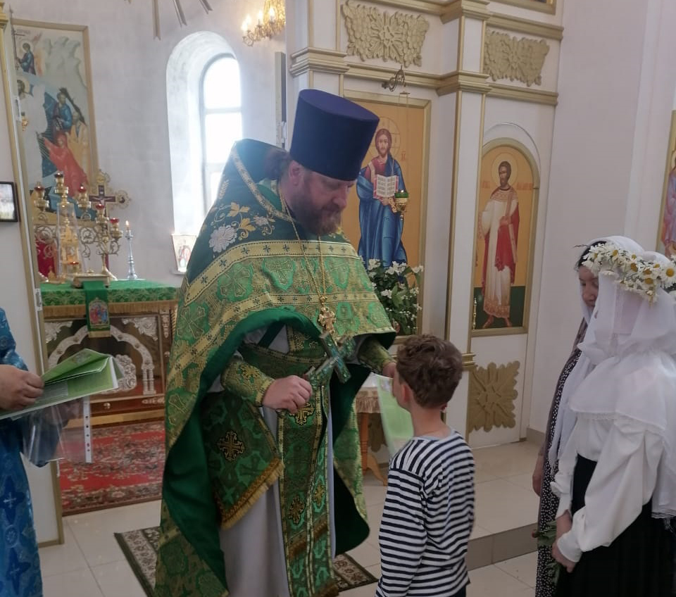 ВЕРУЮ.   Днем Святой Троицы, с Пятидесятницей!